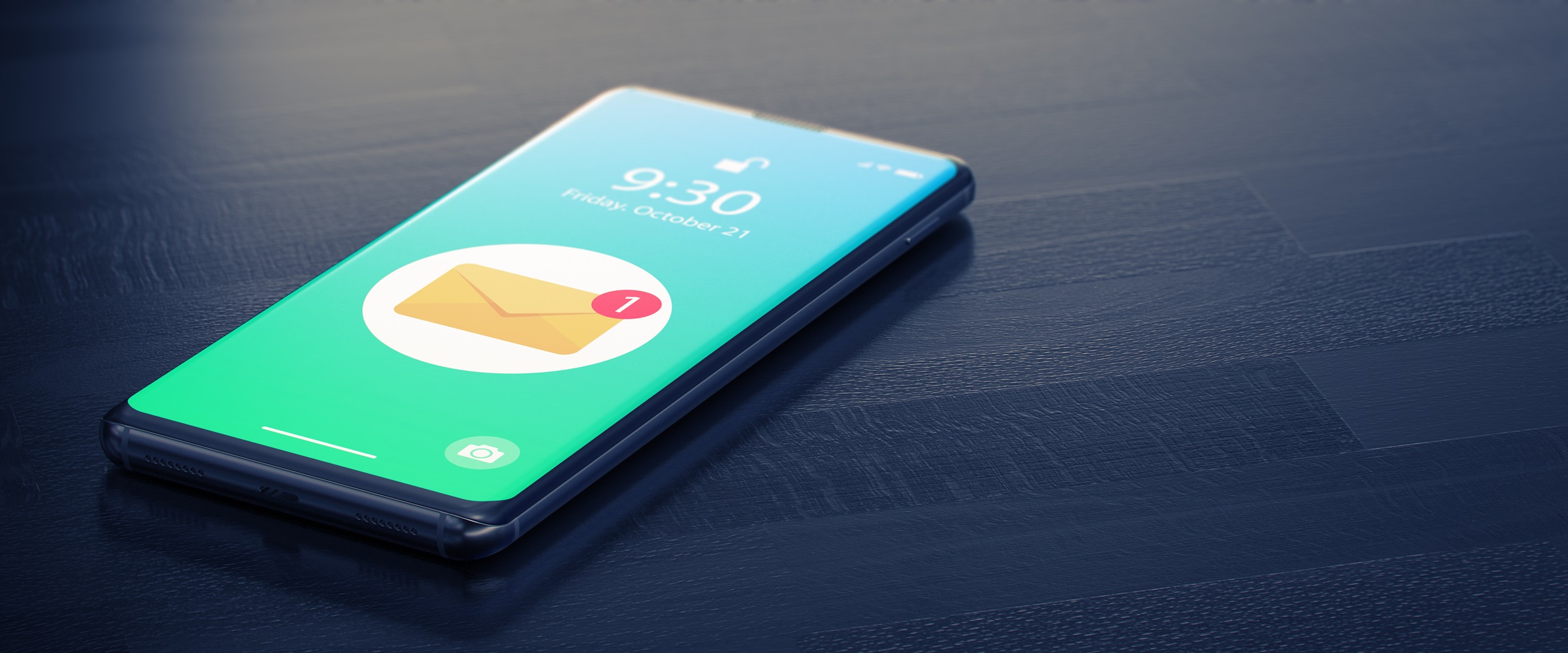 Smartfon z ikonką otrzymanej wiadomości na ekranie.