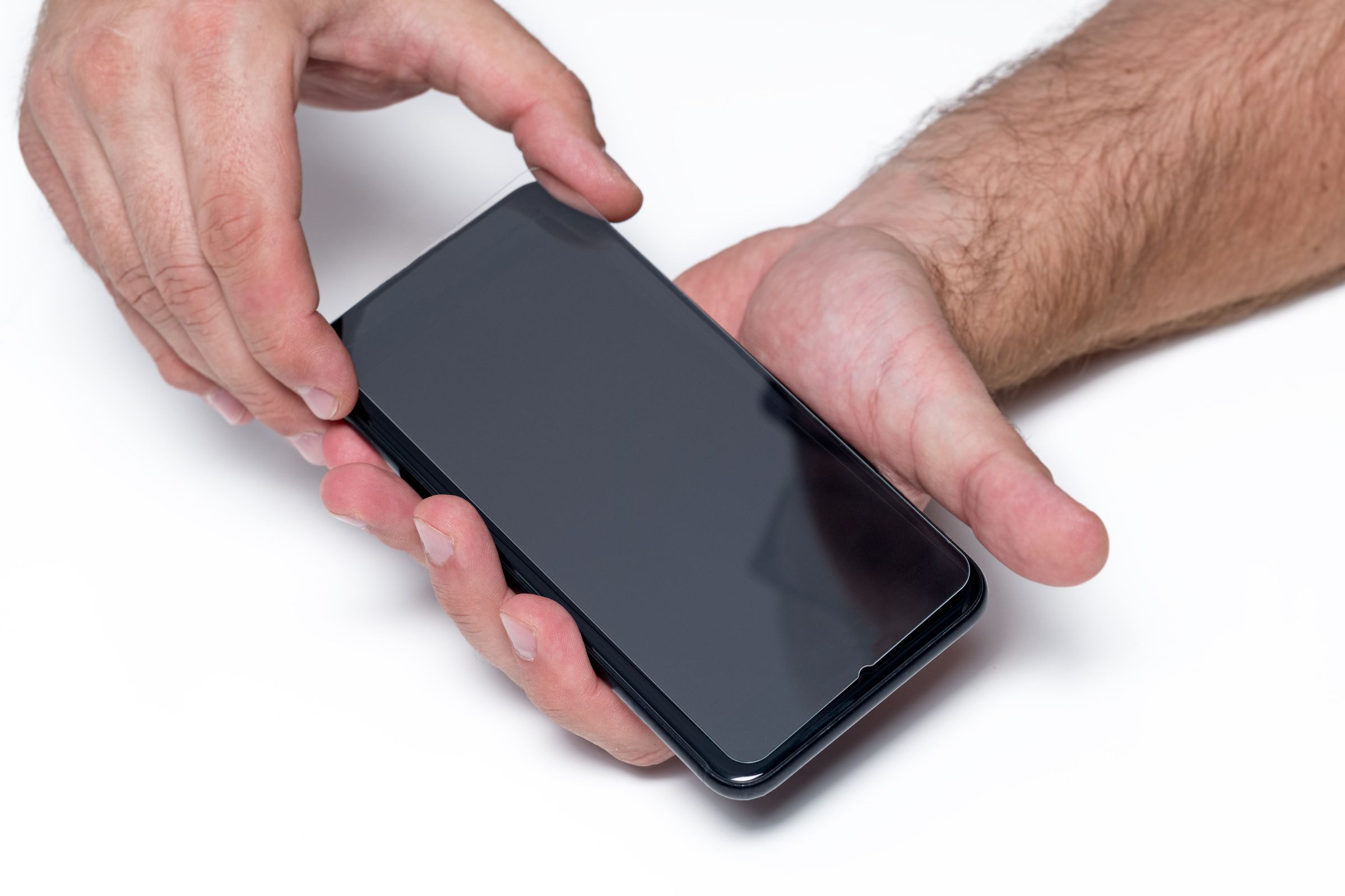 Proces zakładania folii na ekran smartfona 