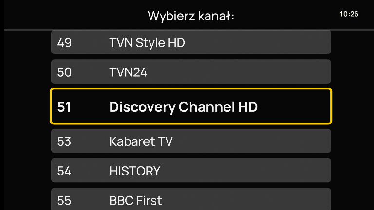 Widok ekranu telewizora z uproszczonym przewodnikiem, pełną listą kanałów i zaznaczonym jednym kanałem.