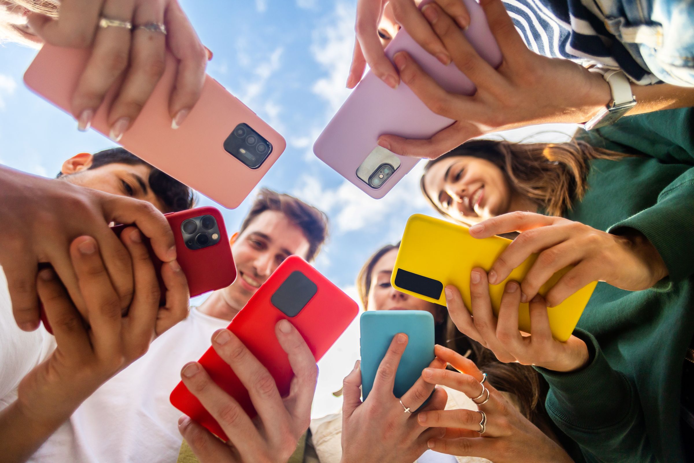 Pary grające razem w gry mobilne na swoich telefonach