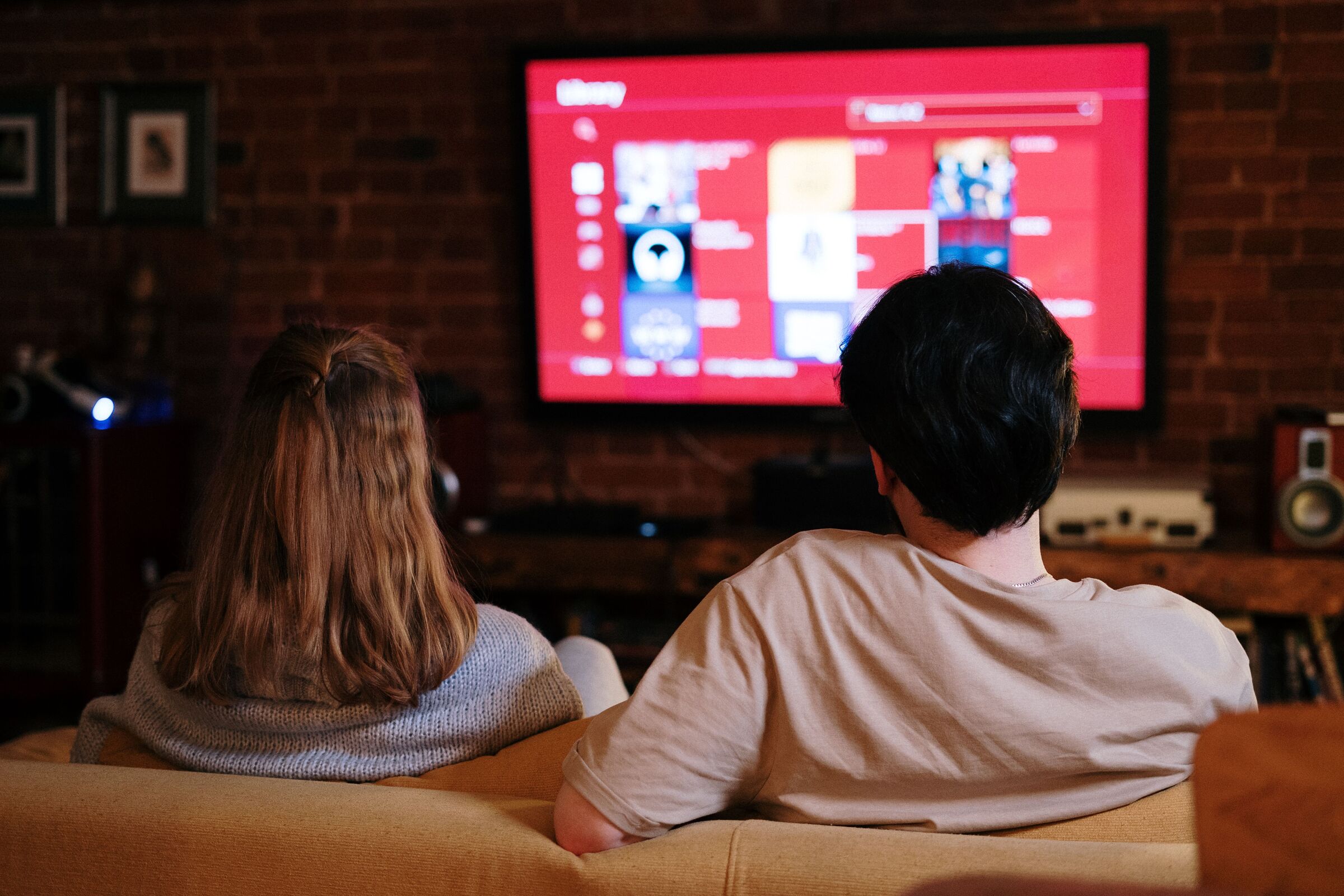 Dwie osoby wspólnie oglądający telewizję