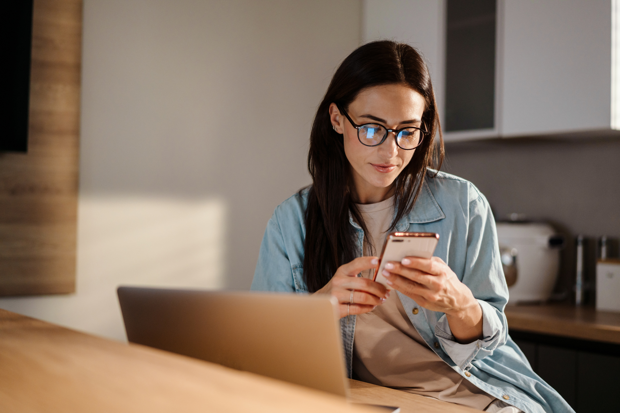 Kobieta czekająca na aktualizację systemu Android 17 w swoim smartfonie