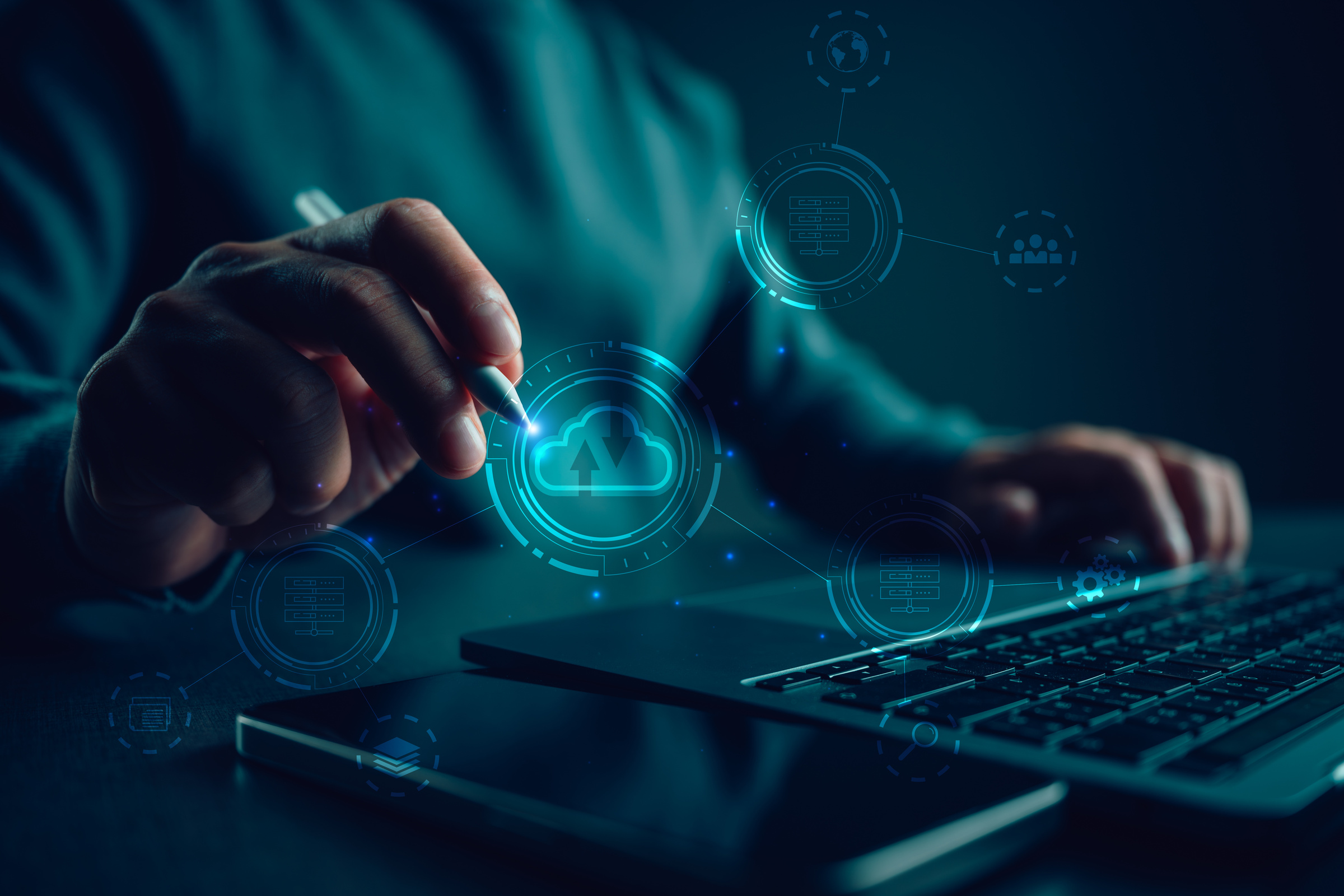 Mężczyzna przesyłający gigabajty danych do chmury online
