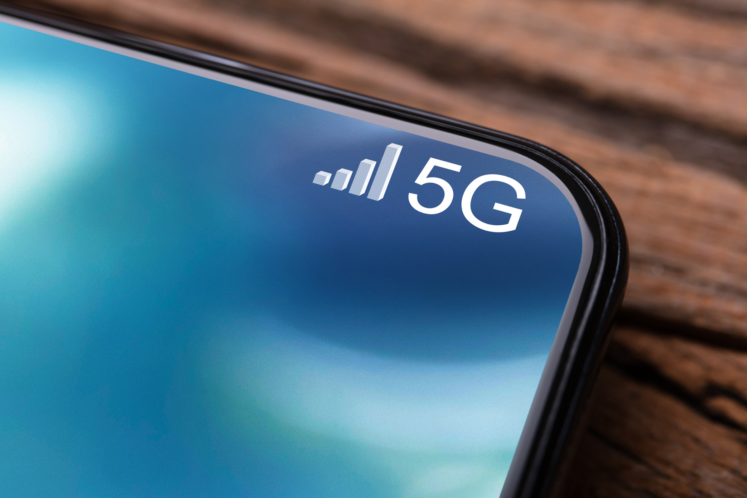 Ekran telefonu z symbolem internetu 5G.