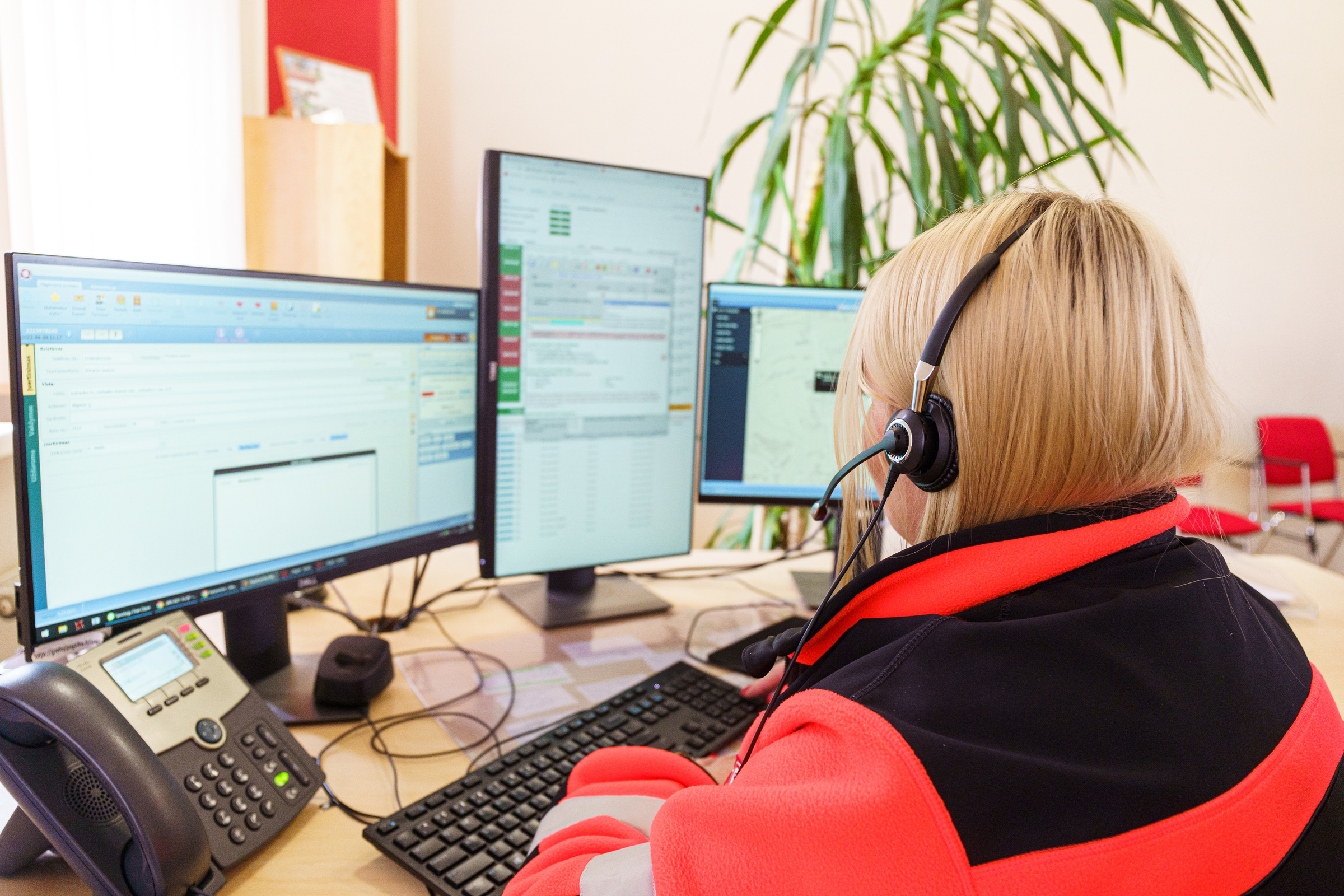 Dyspozytorka numeru alarmowego przy pracy